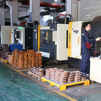 Metallic parts machining center